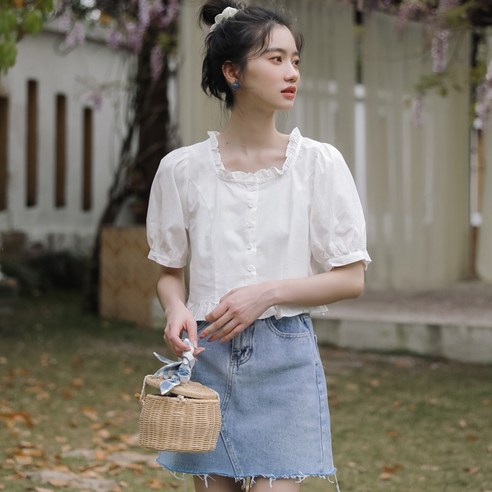 SU 화이트 디자인 감각 틈새 반팔 셔츠 여성 스퀘어 칼라 버블 슬리브 쇄골 새로운 프랑스어 스타일 탑 서양 스타일 여름 의류
