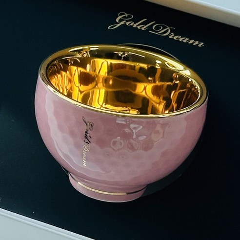 세심한 장인정신이 깃든 화려한 금잔