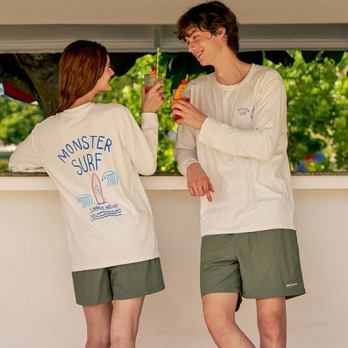 여름날의 자유를 담다: 블랙몬스터핏 래쉬가드로 완성하는 스타일리시 바캉스 룩 커플오버핏래쉬가드