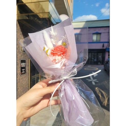 사랑을 전하는 장미꽃 한송이 꽃다발