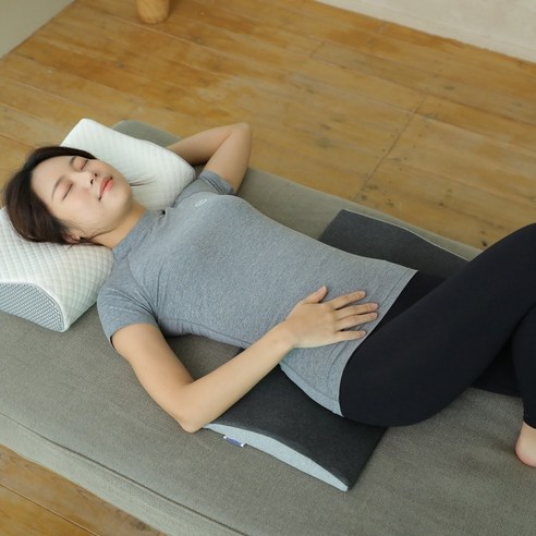 트렌디원 바디릴렉서 요추 허리 베개는 S 사이즈로 제작된 베개로 허리 통증 완화와 편안한 착용감을 제공합니다.