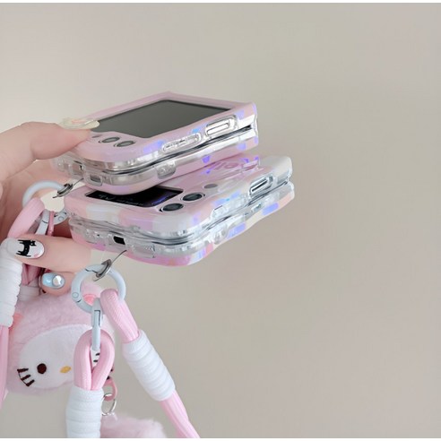 귀여운 헬로키티 디자인이 돋보이는 갤럭시 Z플립5 케이스