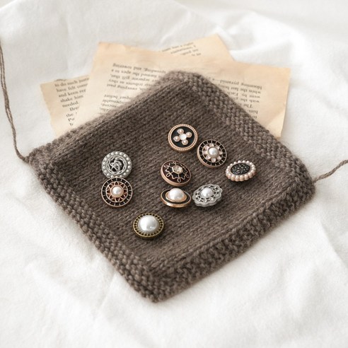 고급스러운 스타일을 완성하는 빈티지 단추