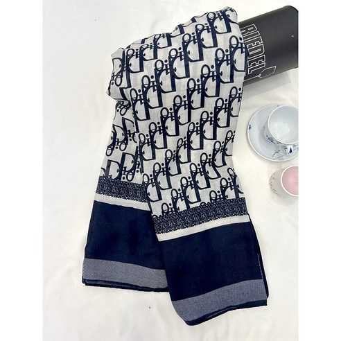 부드러운 감촉과 우아한 스타일, 에디트537 롱 스카프로 완성하는 간절기 패션 크리스찬디올스카프