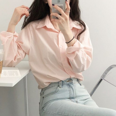 여성의 본질적인 우아함과 자신감을 표현하는 온미올렛 여성 오버핏 파스텔 셔츠