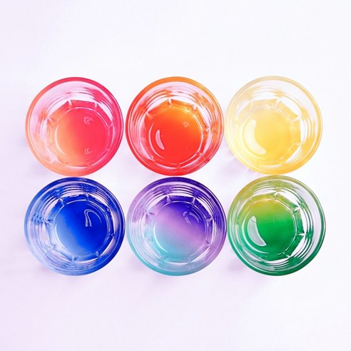 화려하고 독특한 디자인으로 특별한 분위기를 연출하는 소주잔 세트