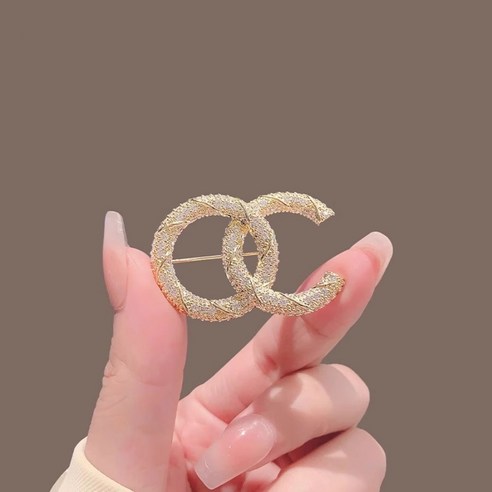 우아함의 정수, 당신의 스타일을 완성하는 브로치