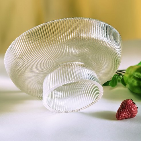 수정처럼 맑고 투명한 유리 접시, 골드 리무로 세련된 디자인