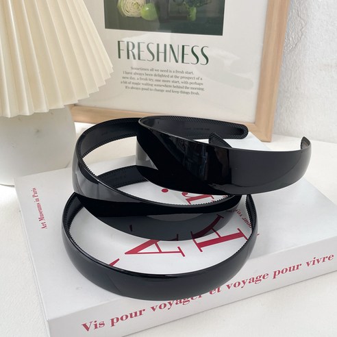 와이드 블랙 헤어밴드 하나로 스타일 고민 끝!