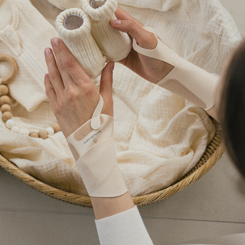 밤마다 욱신거리는 손목, 말랑하니 손목보호대가 답이 될 수 있을까요?