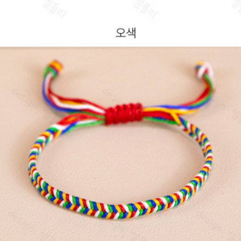 행운, 소원 성취, 무병장수를 상징하는 고대 한국 전통의 매력적인 오색실 매듭 팔찌