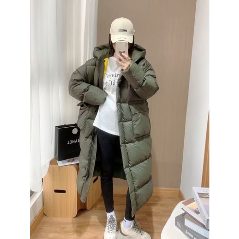 구스다운 모던 롱 겨울 컴포트는 추운 겨울에 따뜻하고 편안하게 입을 수 있는 겨울 코트입니다.