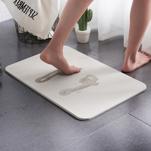 욕실에 편안함과 스타일을 더하는 모던한 규조토 발매트