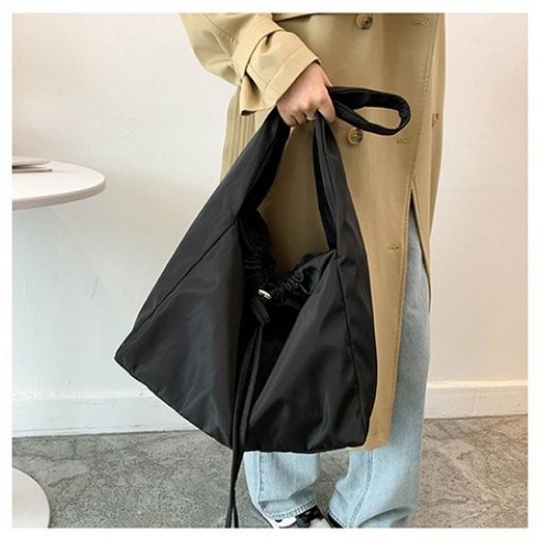 필수적인 액세서리로서의 라비인 가벼운 보부상가방