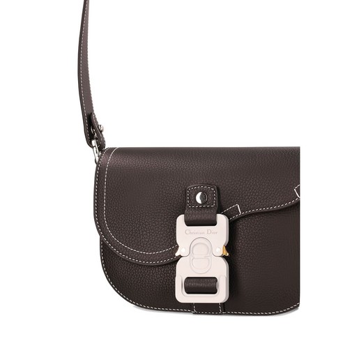 디올 새들백, 남자의 스타일을 완성하다