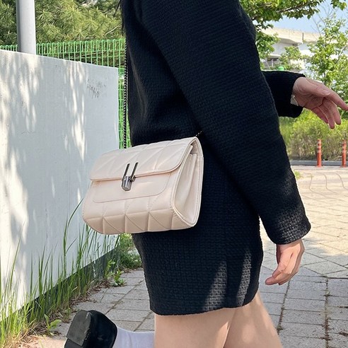 포인바이수 퀄팅 스퀘어 체인백 숄더백 크로스백 하객룩 오피스룩