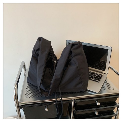 필수적인 액세서리로서의 라비인 가벼운 보부상가방