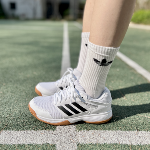 코트 위를 지배하는 우아한 움직임, 아디다스 SPCI 인도어화