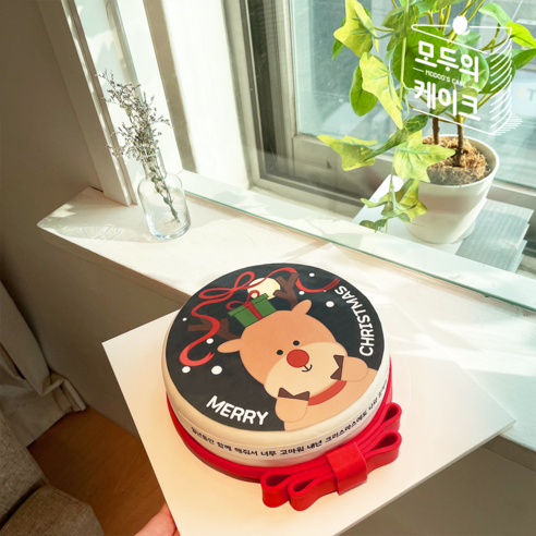 맞춤형 레터링과 화려한 장식이 있는 모두의 케이크의 맞춤형 크리스마스 케이크로 사랑하는 사람에게 크리스마스의 기쁨을 선사하세요.