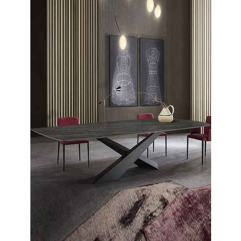 넓고 튼튼한 브라운 식탁으로 집안 분위기를 따뜻하게 바꿔보세요.