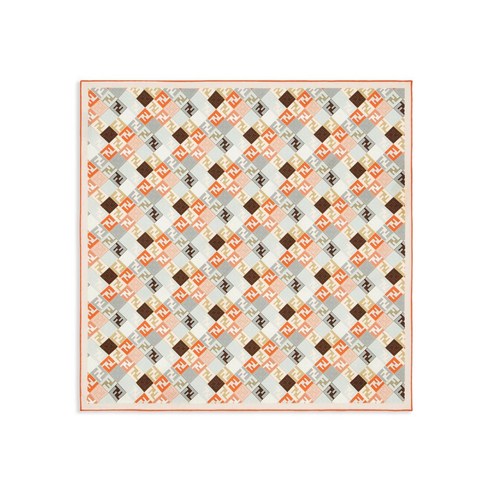 당신의 겨울 스타일, 펜디 실크 스카프로 완성하는 우아함 펜디스카프