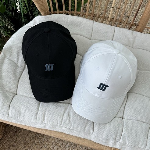 고전적이고 편안한 스타일의 모네드 볼캡으로 다양한 복장에 어울리고 사계절 동안 편안함과 보호력을 제공하세요.