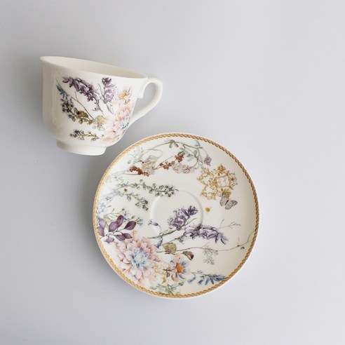 보타닉 포세린의 로얄 블루 우아함으로 매일의 순간을 특별하게 만드세요