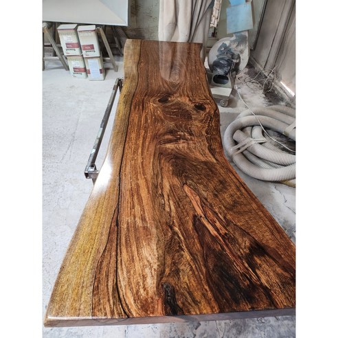 지속 가능성과 세련됨의 완벽한 조화: 지리산산청농장의 흑망고 대추나무 우드슬랩 테이블