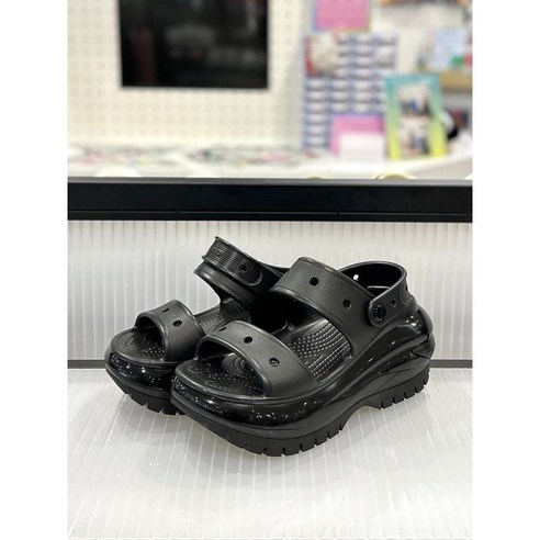 여름 스타일을 완성하는 궁극의 선택, 크록스 메가 크러쉬 샌들 블랙