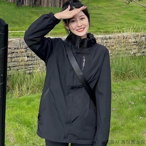 여행 짐은 가볍게, 날씨 걱정은 없게! 초경량 방수 바람막이 하나로 끝!