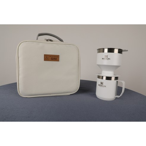 안전하고 편안하게 푸어오버 드리퍼를 운반하고 캠핑에서도 고급 커피 경험을 즐길 수 있는 스탠리 클래식 푸어오버 커피 드리퍼 세트 가방