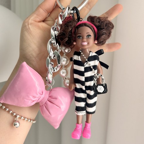 바비인형 키링으로 평범한 가방에 나만의 개성을 더하다!