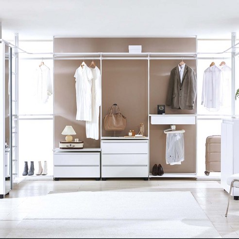 공간 절약 맞춤형 드레스룸 시스템으로 집안을 개조하세요.