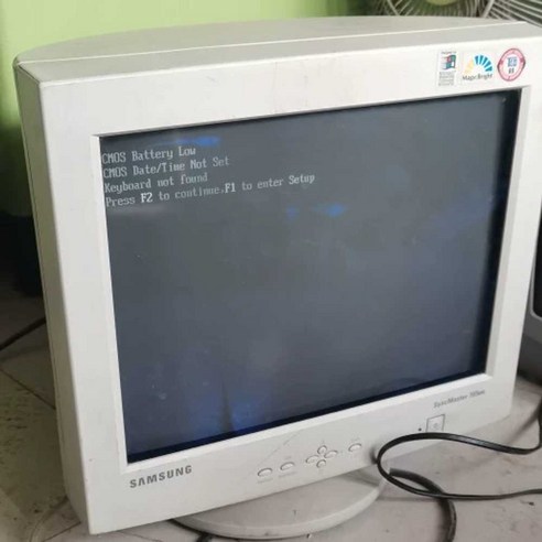 아날로그 감성을 깨우는 17인치 CRT 골동품 모니터, 시간을 초월한 경험을 선사합니다.