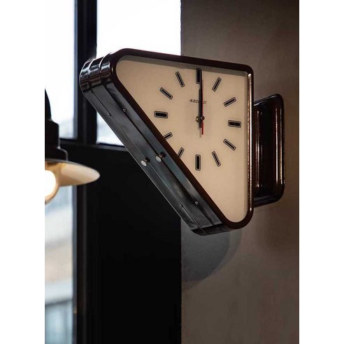 공간에 예술을 더하다: 덜튼 보녹스 삼각 코너시계로 완성하는 감각적인 인테리어 덜튼벽시계