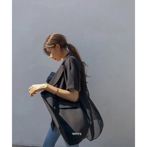 여름철에 완벽한 편안함과 스타일을 선사하는 에버리씽 여성 데일리 하늘하늘 뒤포인트 자켓