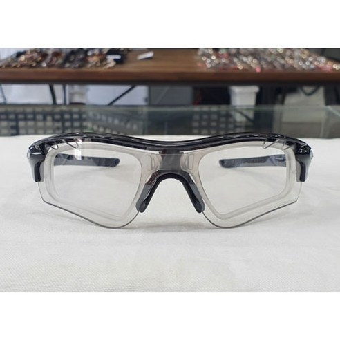 오클리의 혁신적인 도수클립으로 레이다EV와 레이다락 선글라스를 편리하게 안경으로 변환하세요.