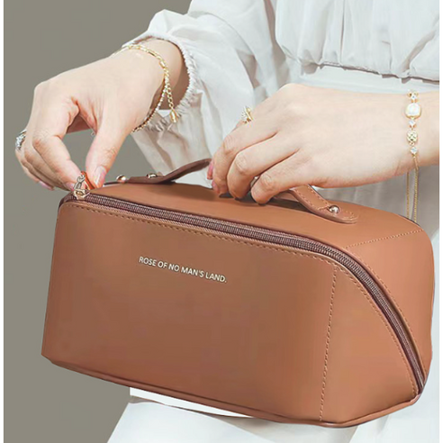 필수 화장품을 안전하고 체계적으로 수납하는 VEETIZ 대용량 여행용 화장품 파우치