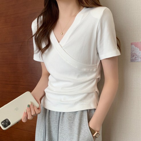 베르슈어 슬림 랩 브이넥 반팔티: 세련된 스타일과 편안한 착용감