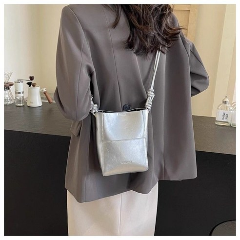 여름날의 산뜻한 동반자, Yanrz 스퀘어백과 함께하는 스타일리시한 외출 실버크로스리프2