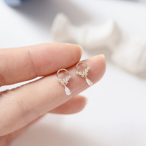 세련된 고급스러움을 선사하는 러브엘렌의 925실버 물방울 귀걸이