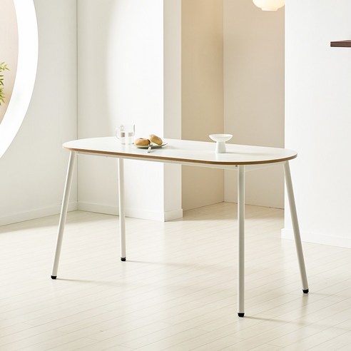 모던한 감각을 더하는 타원형식탁