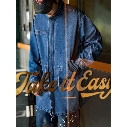 클래식한 미 육군 밀리터리 스타일과 아메리칸 빈티지 디자인이 결합된 남성 데님 재킷