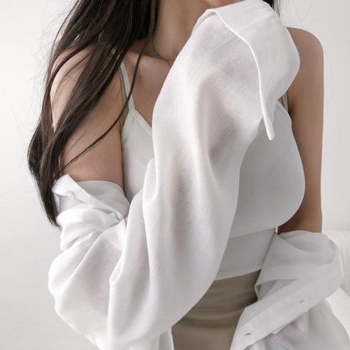 여름의 시원함과 여성스러운 매력을 더해주는 레이디스룸 시스루 오버핏 셔츠