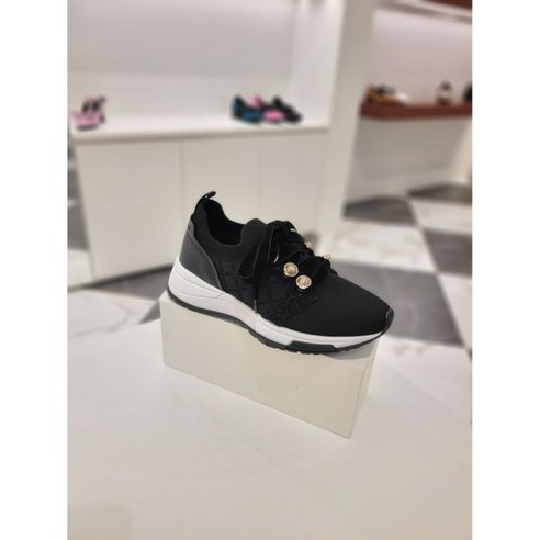 슈콤마보니 넬라 스니커즈: 블랙의 깊이, 스타일의 완성 슈콤마보니스니커즈