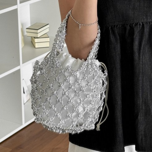 여름날의 청량함을 담은 미니 핸드백, 블루씨티 슬레이 꼬임 뜨개 가방 실버뜨개가방