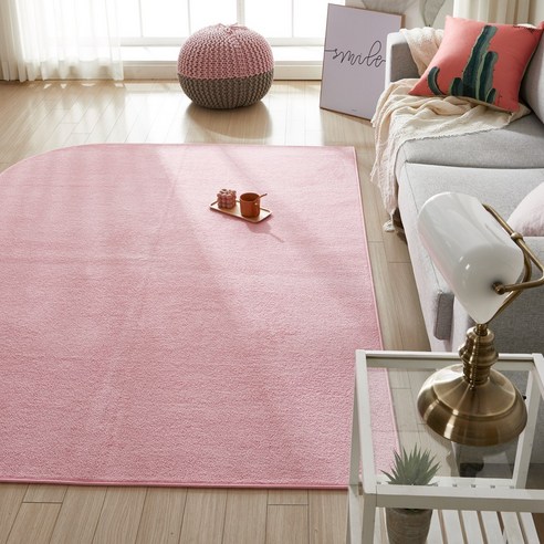 부드러움과 안전함을 더하는 세련된 아치형 러그