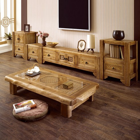 시간이 멈춘 듯한 공간, 우리목 고거실장 4pc로 완성하는 고풍스러운 거실 원목거실장