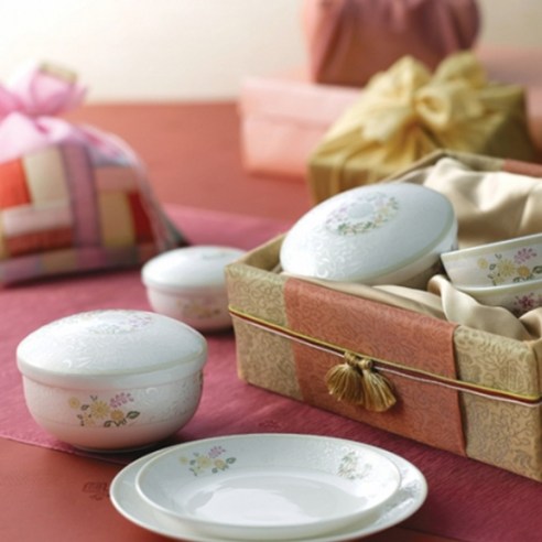 품격 있는 식탁을 완성하는 한국도자기 매난국죽 칠첩반상기 21p