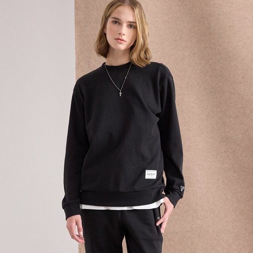 게스언더웨어 와펜 포인트 여성 맨투맨  블랙